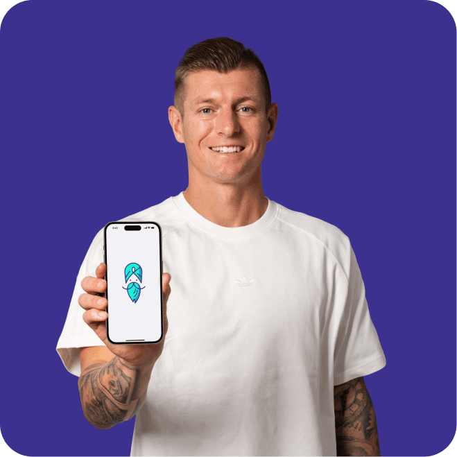 Toni Kroos mit Smartphone